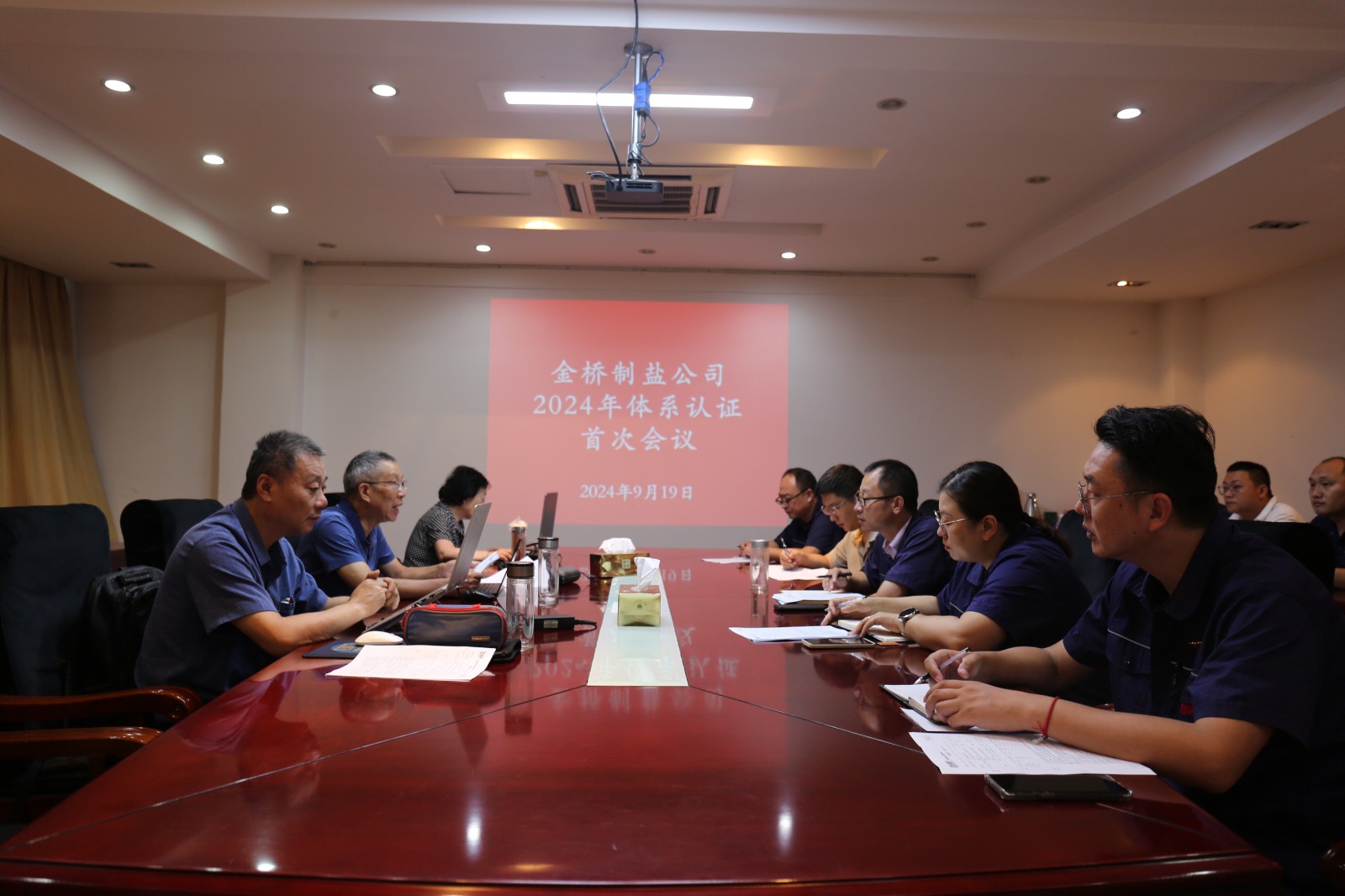 近日，金橋制鹽公司通過北京世標(biāo)認(rèn)證中心審核，給予食品安全管理體系、環(huán)境管理體系和職業(yè)健康安全管理體系認(rèn)證“保持認(rèn)證資格”的監(jiān)督審核結(jié)論，給予質(zhì)量管理體系認(rèn)證“再次注冊”的再認(rèn)證審核結(jié)論。通過審核，是對公司精細(xì)化管理成果的檢驗，促進(jìn)公司內(nèi)控管理水平持續(xù)提升。（李曉月）