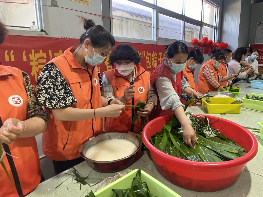 青口供電所黨支部聯(lián)合生產(chǎn)生活服務(wù)中心分會(huì)、黃沙坨社區(qū)，共同舉辦“悠悠艾草香 濃濃端午情”系列活動(dòng)。.png
